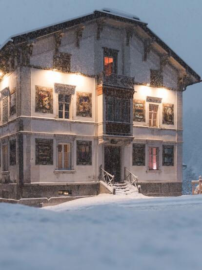 Weisse Villa Aussenansicht Winter beleuchtet