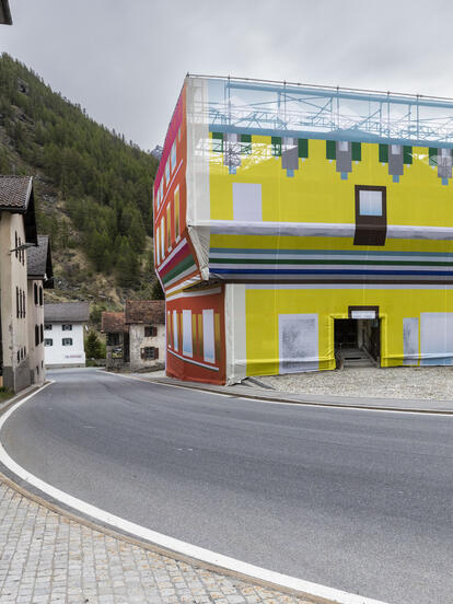 Weisse Villa_farbige Baublache